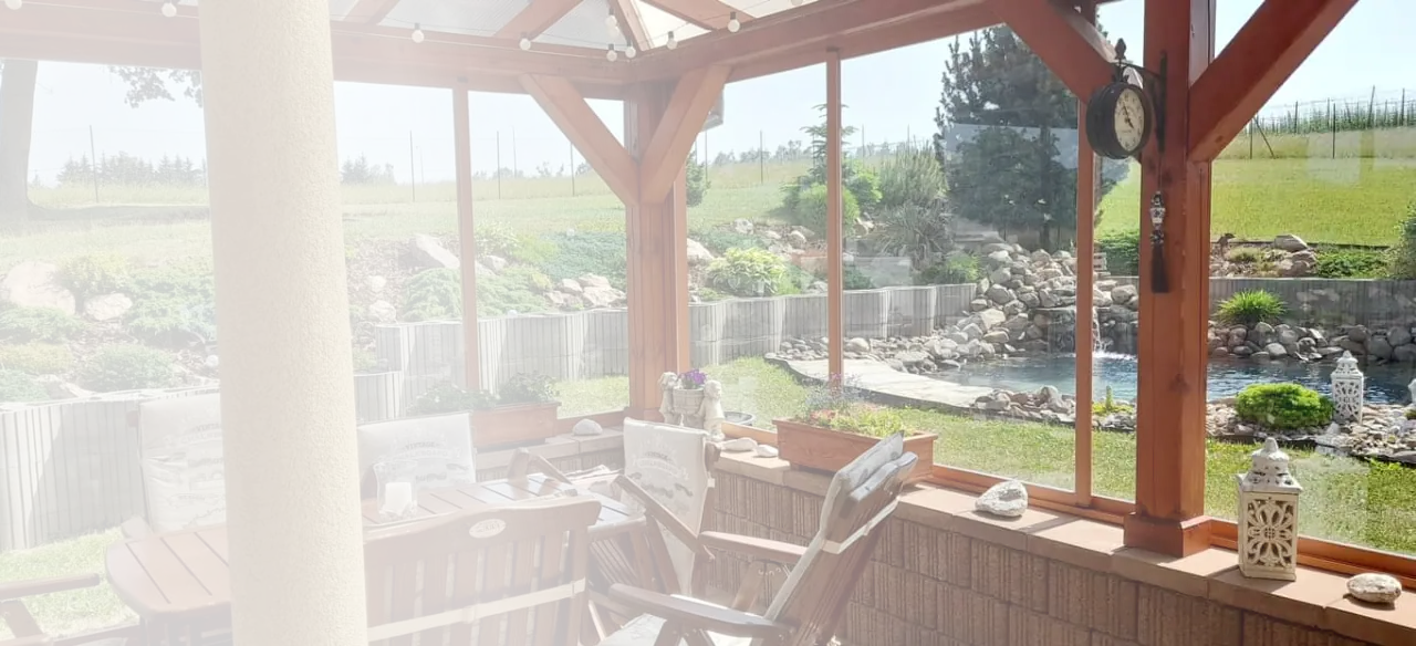 Dřevěná pergola s posezením a výhledem do zahrady